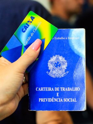 Trabalhadores se dirigem às agências da Caixa Econômica para sacar o valores das contas inativas do FGTS em São Paulo - 10/03/2017