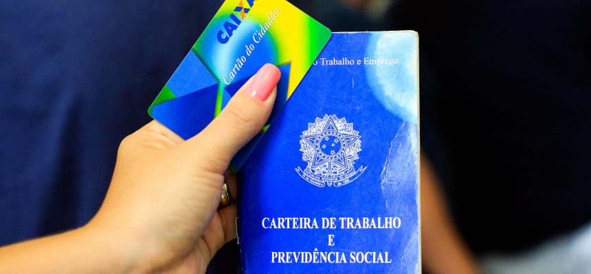 Trabalhadores se dirigem às agências da Caixa Econômica para sacar o valores das contas inativas do FGTS em São Paulo - 10/03/2017